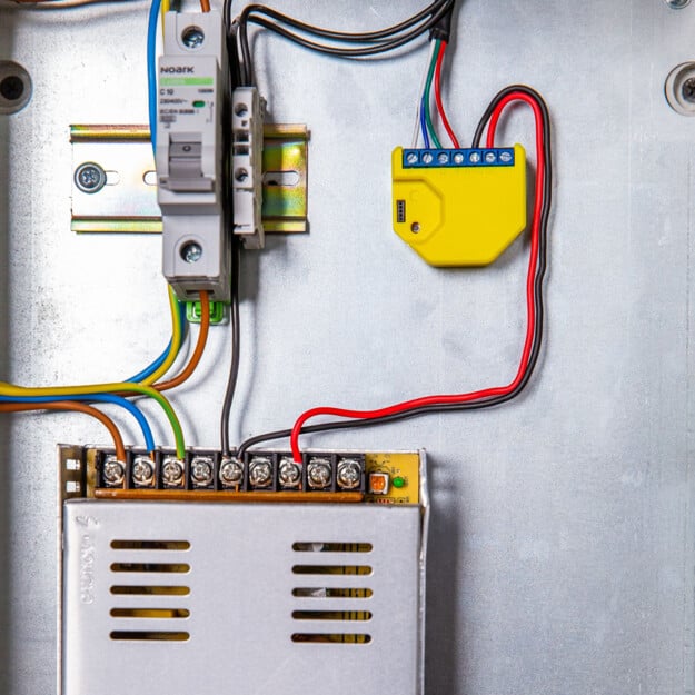 Relé operado por Wi-Fi para tiras inteligentes de LED RGBW