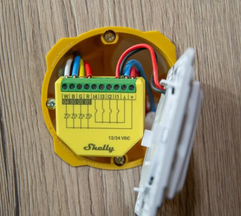 Controlador para tiras LED RGBW inteligente operado por Wi-Fi