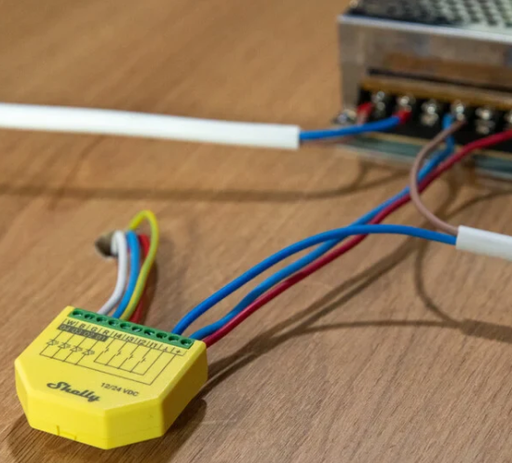 Controlador para tiras LED RGBW inteligente operado por Wi-Fi