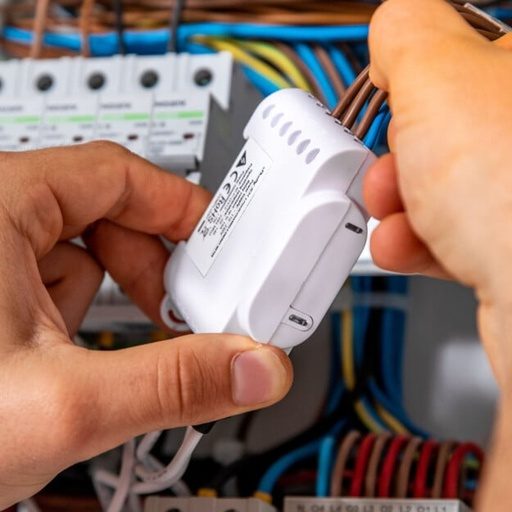 Medidor de energía inteligente trifásico con control por contactor