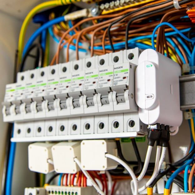 Medidor de energía inteligente trifásico con control por contactor